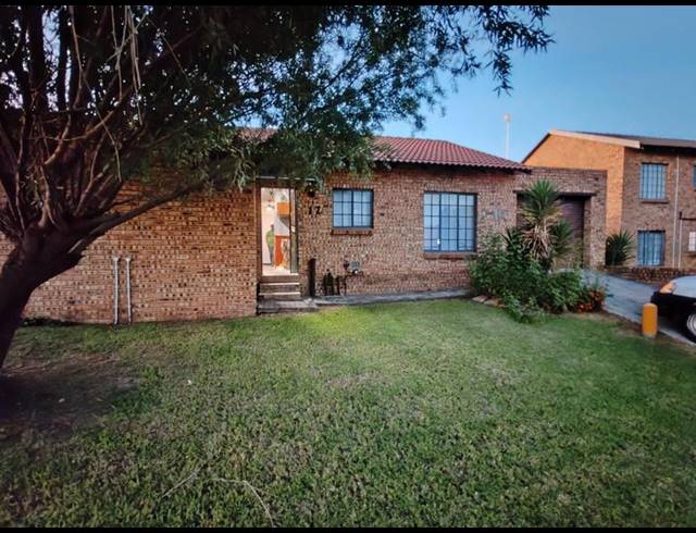 2 BEDROOM TOWNHOUSE FOR SALE IN KOOKRUS